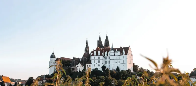 Albrechtsburg Meißen über den Feldern Ostsachsens